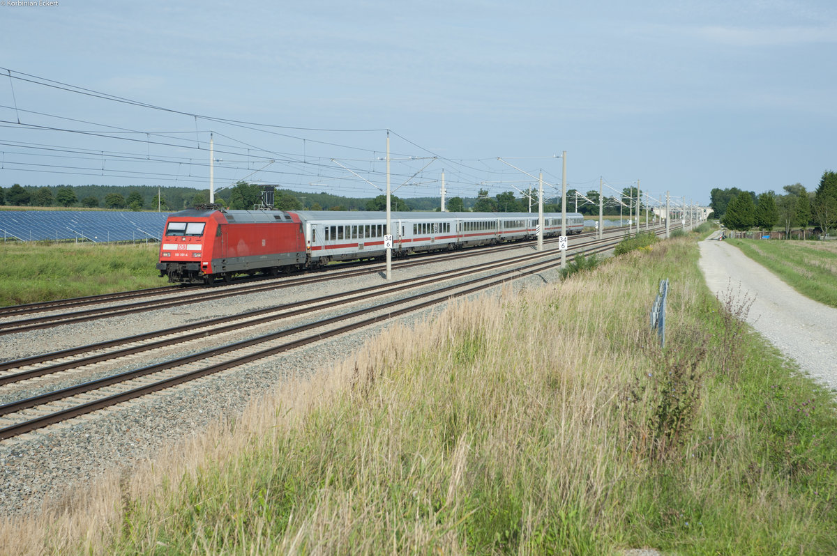 101 101-4 mit einem InterCity Richtung Augsburg bei Hattenhofen, 22.08.2017