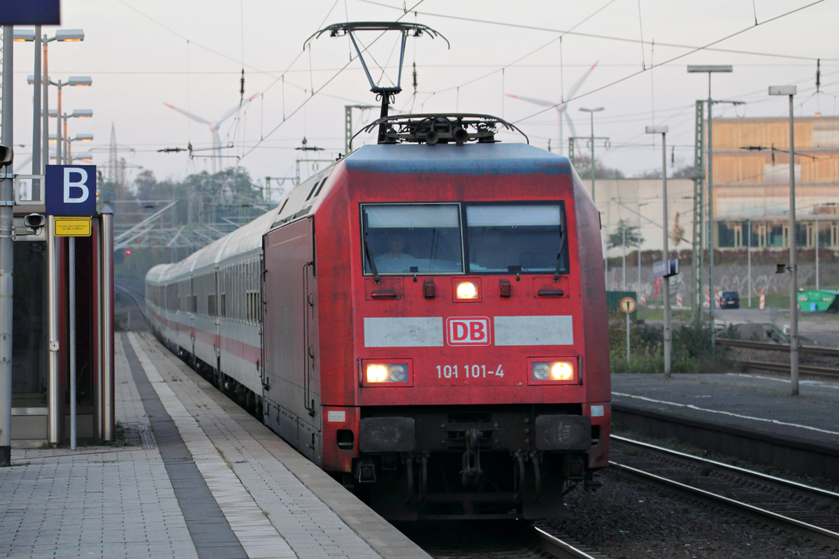 101 101-4 mit IC 130 nach Koblenz Hbf. bei der Einfahrt in Recklinghausen 28.10.2014 
