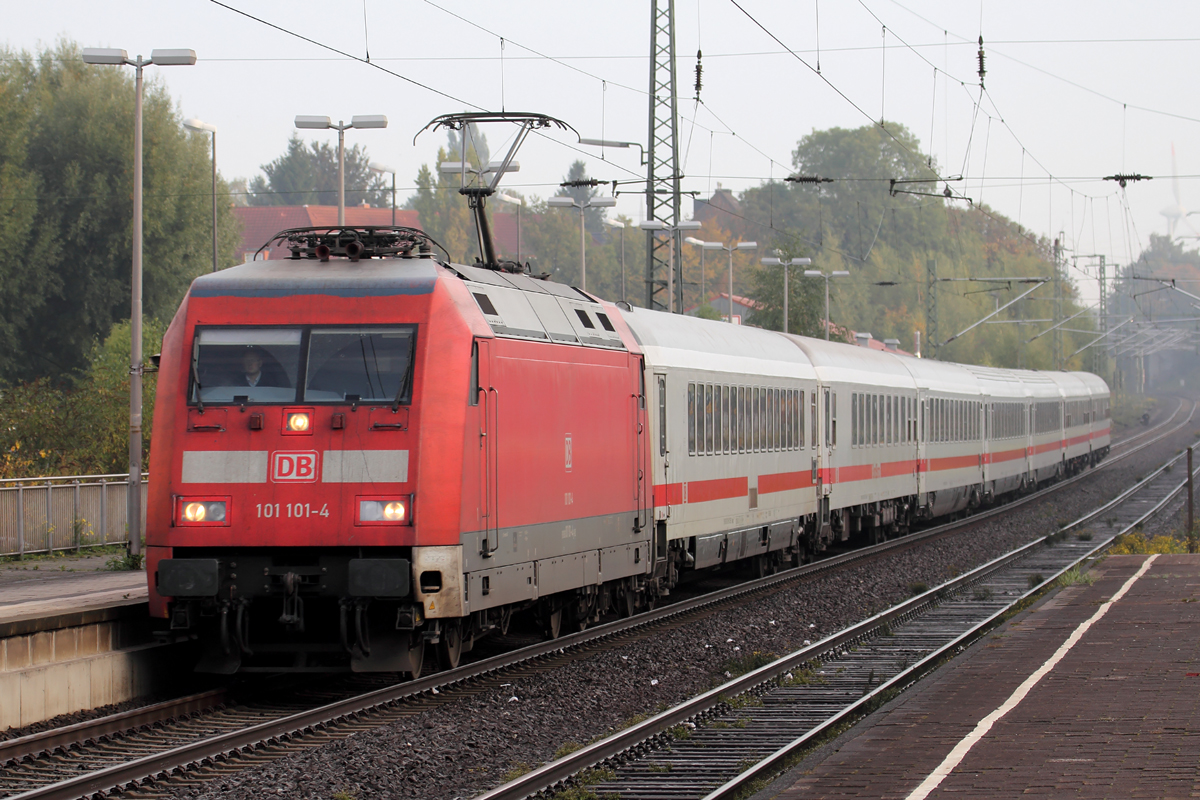 101 101-4 mit IC 2005 nach Konstanz bei der Einfahrt in Recklinghausen 12.10.2013