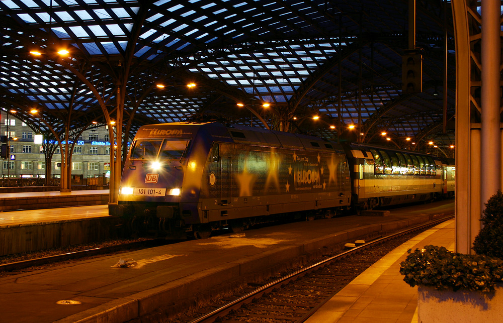 101 101 am 16. November 2005 im Kölner Hauptbahnhof.
Man beachte den Panoramawagen der damals noch im EC von Chur eingereiht war.

