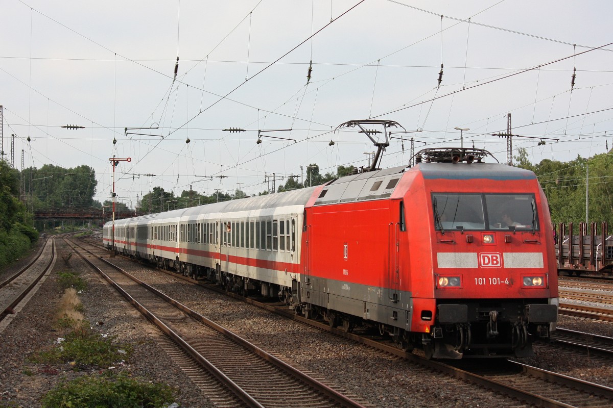 101 101 am 2.7.13 mit einem umgeleiteten IC in Dsseldorf-Rath.
Der Zug wurde wegen einer Entgleisung zwischen Duisburg und Dsseldorf umgeleitet.