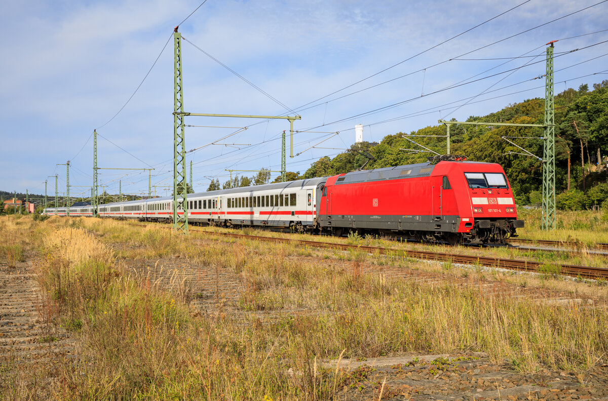 101 101 mit dem Leerpark (Stralsund - Ostseebad Binz) für den IC 2213 (Ostseebad Binz - Koblenz Hbf), am 06.09.2022 in Lietzow aufgenommen.
