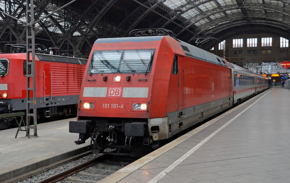 101 101 stand am 12.07.13 mit drei IC-Wagen abfahrbereit in der Leipziger Bahnhofshalle. Ein regulr verkehrender IC war das nicht. 