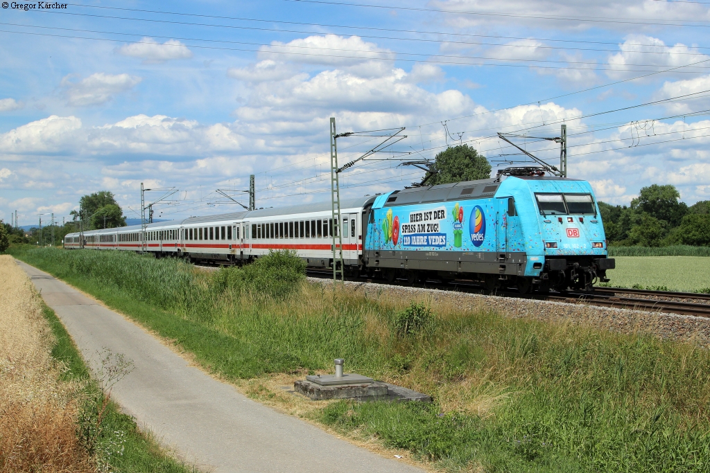 101 102-2  110 Jahre Vedes  mit dem EC 117 Frankfurt-Klagenfurt bei Kronau, 26.06.2014.