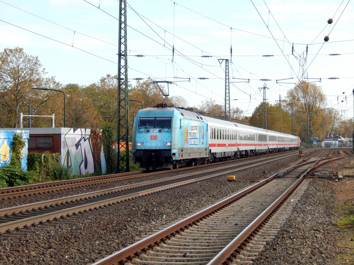 101 102-2  110 Jahre Vedes  zieht einen IC durch Oberbilk. Schublok ist die 120 104-5. Gleich erreicht der IC Düsseldorf HBF

Düsseldorf 01.11.2014