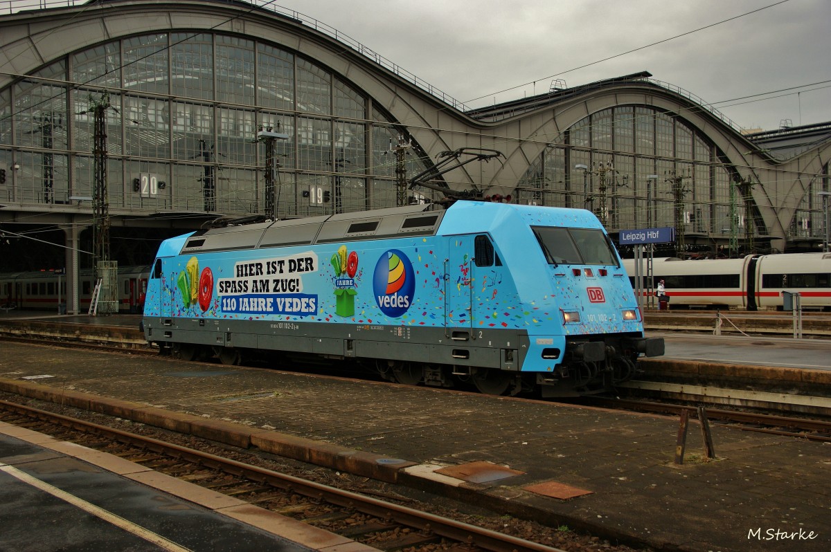 101 102-2 mit neuer Werbung 110 Jahre Vedes im Leipziger Hbf. am 21.02.14.