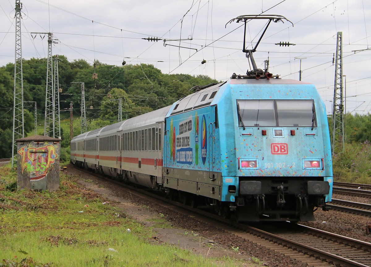 101 102-2 schiebend an einem IC in Richtung Köln Hbf durch Köln West. Aufgenommen am 15.07.2014.