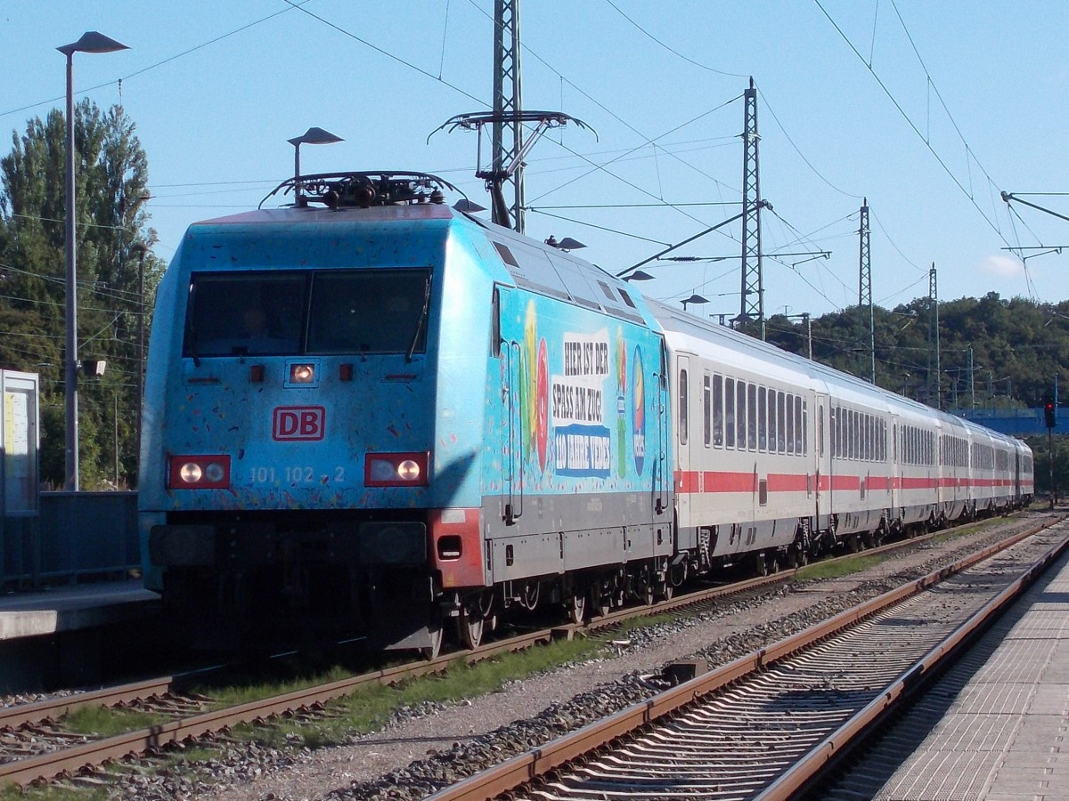 101 102 mit dem IC 2356 Binz-Frankurt Flughafen,am 09.August 2015,in Bergen/Rügen.