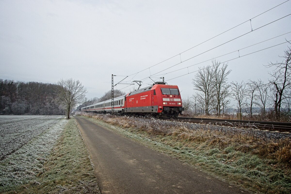 101 103-0 zieht den Zusatzzug IC 2967 von Köln nach Berlin-Ostbahnhof, hier bei Nordbögge (23.12.2021)