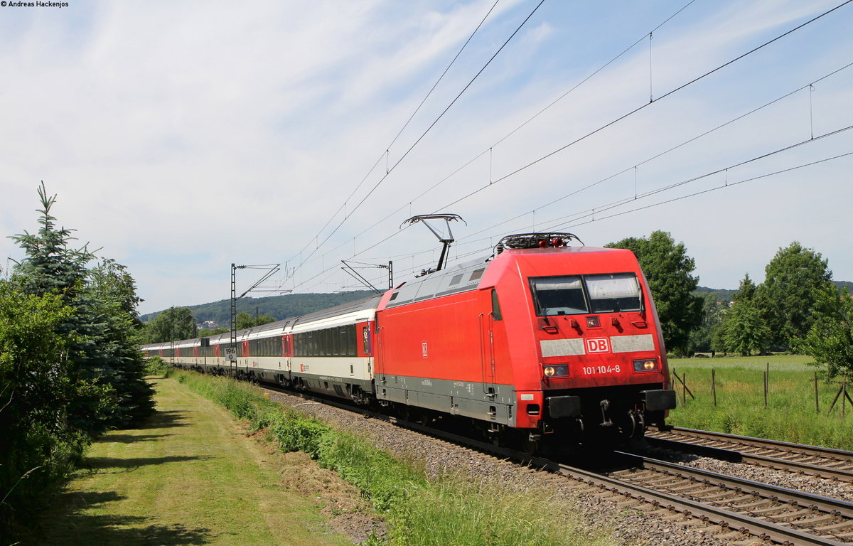 101 104-8 mit dem EC 9 (Hamburg Altona-Zürich HB) bei Kolmarsreute 10.6.16