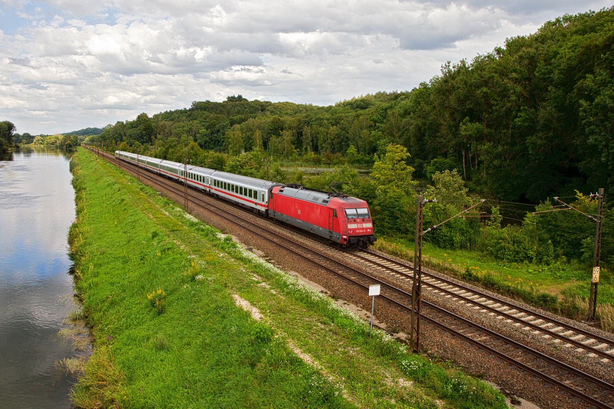 101 104-8 mit einem Ic bei Günzburg entlang der Donau fahrend am 19.8.2014