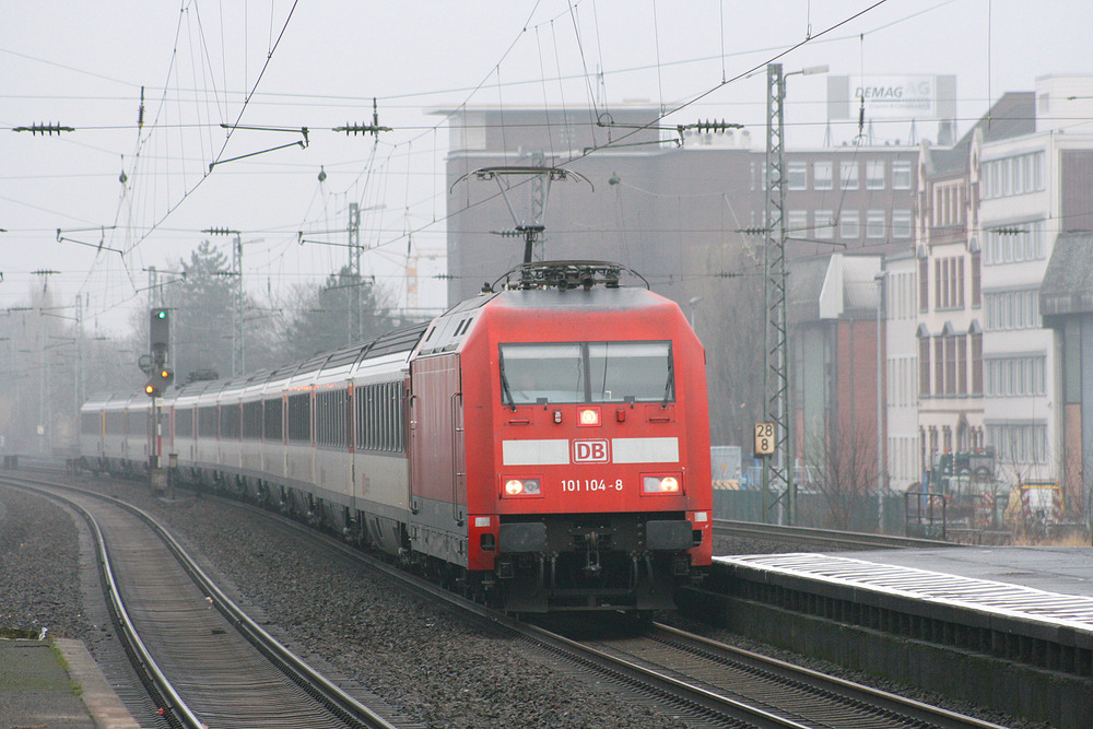 101 104 bei der Durchfahrt durch Düsseldorf-Benrath mit dem EC nach Chur.
Aufnahmedatum: 10. Januar 2012.