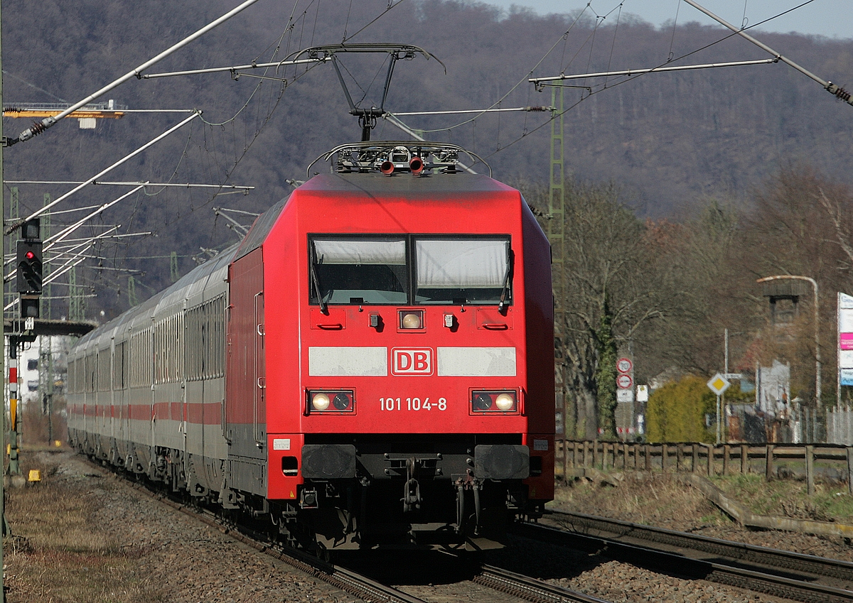 101 104 bringt ihren IC wegen Bauarbeiten auf der linken Rheinseite rechts der Rheins durchs Mittelrheintal. Aufgenommen am 16.07.2022 bei Braubach.