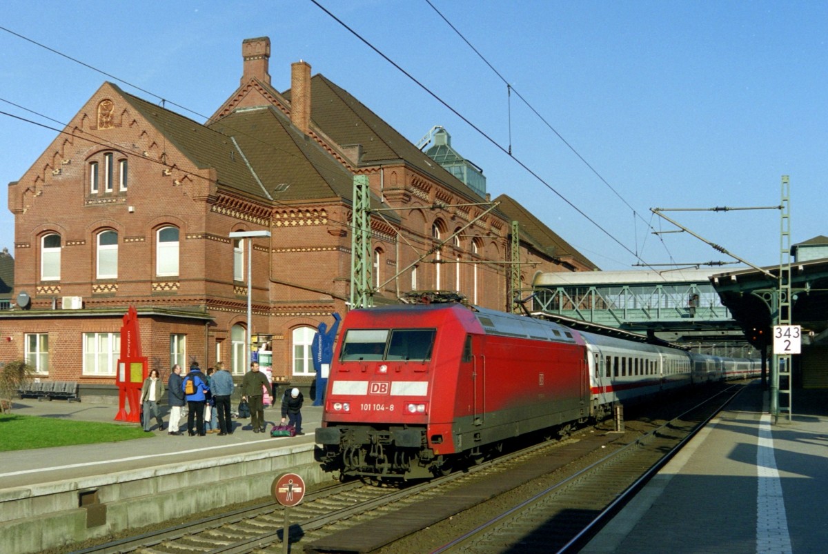 101 104 mit IC 2027 (Hamburg–Kln–Passau) am 21.02.2004 in Hamburg-Harburg