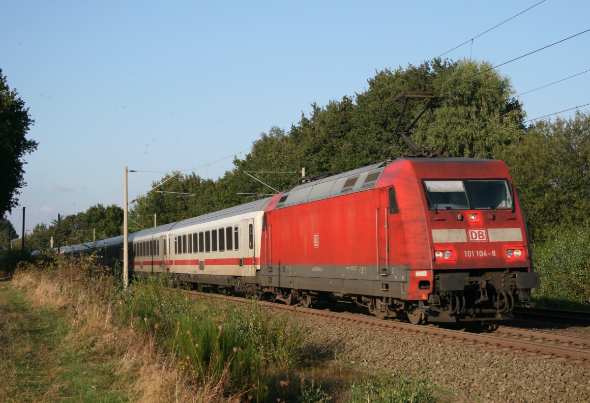 101 104 mit Umleiter-IC 1073 (Hamburg-Altona–Stuttgart Hbf) am 12.09.2014 in Klecken
