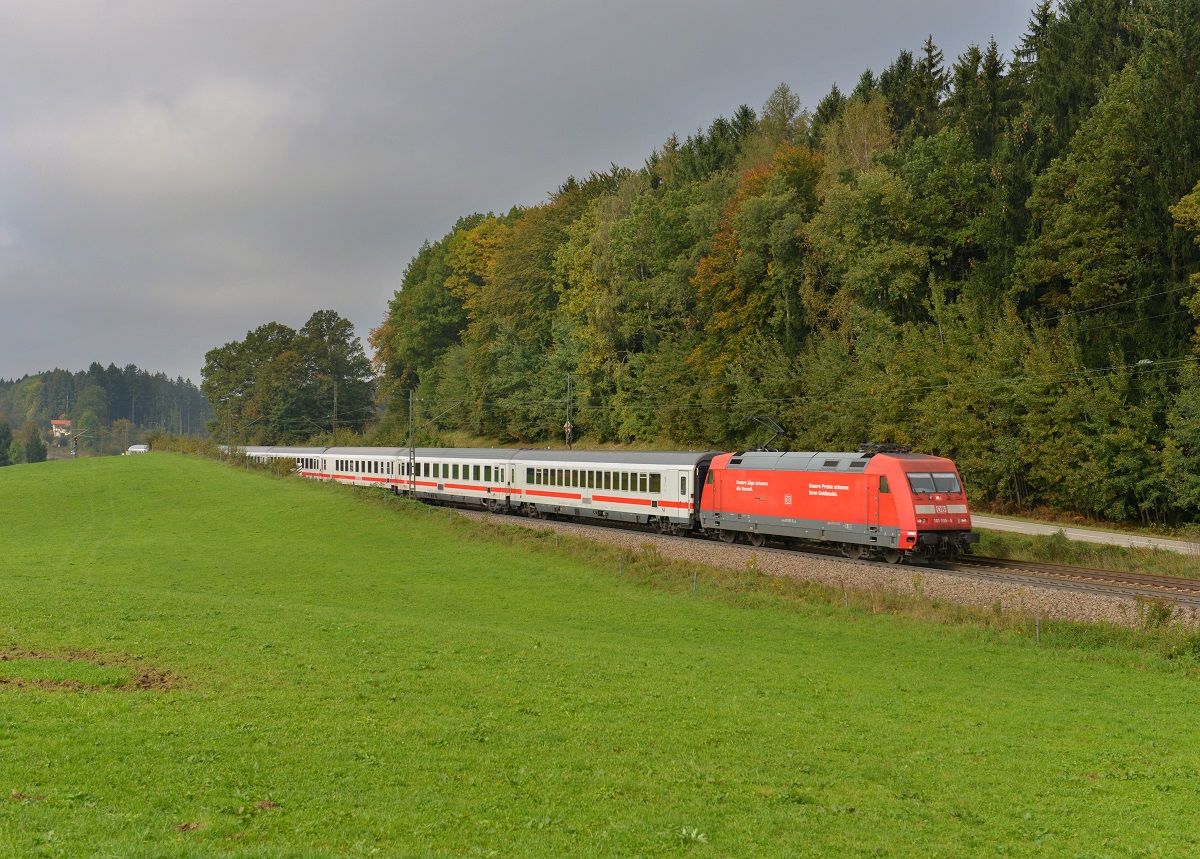 101 105 mit einem EC nach Graz am 03.10.2014 bei Hufschlag.