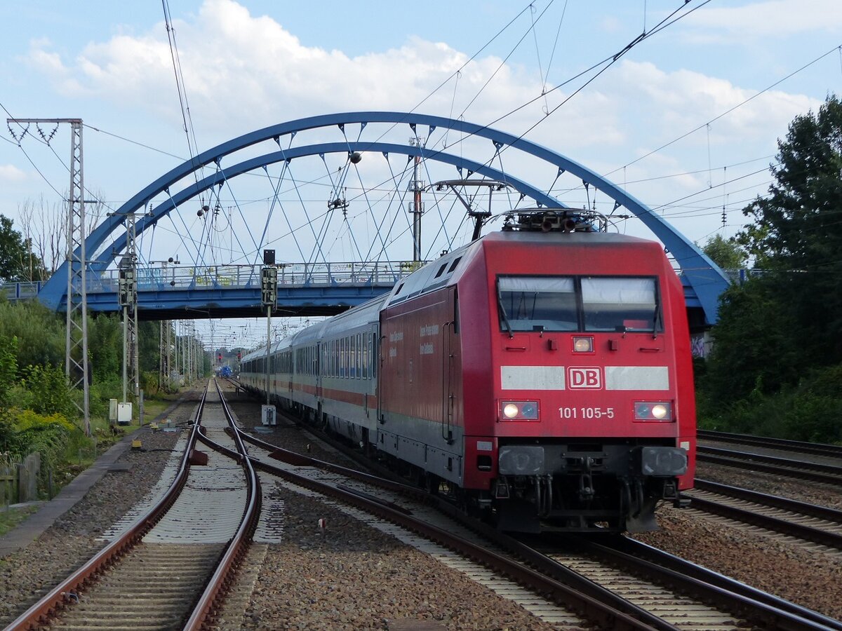 101 105 mit IC nach Amsterdam, augenommen vom Bahnsteigende in Salzbergen, 09.08.17