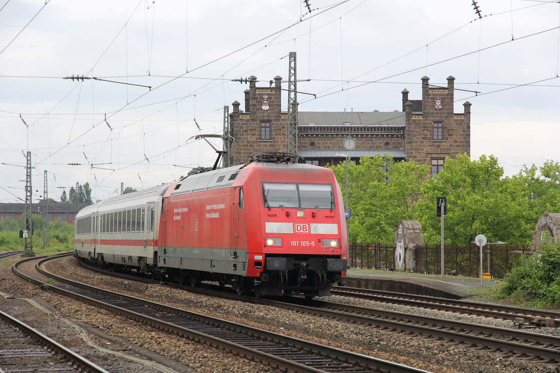 101 105 passiert mit einem InterCity den Bahnhof Minden (Westfalen) ohne Halt.
Aufnahmedatum: 28. Juni 2017

