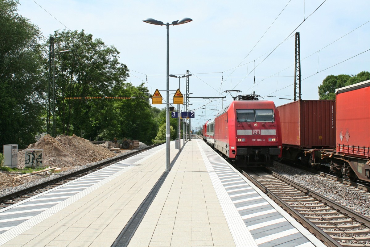 101 106-3 brachte am Nachmittag des 07.06.14 den PbZ 2459 von Karlsruhe nach Basel Bad. Bf. Der sehr kurze Zug f�hrte auch 146 229-0, die nach einer HU in Dessau zum Aufnahmezeitpunkt schon fast wieder zu Hause ist.
Das Bild entstand im Bahnhof Emmendingen.