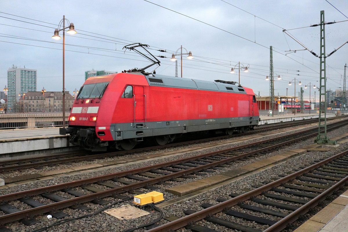 101 106-3 rangiert im Bereich des Dresdner Hbf in Richtung Abstellung und wartet dann auf eine neue EuroCity-Leistung Richtung Berlin bzw. Hamburg. [16.12.2017 | 15:10 Uhr]