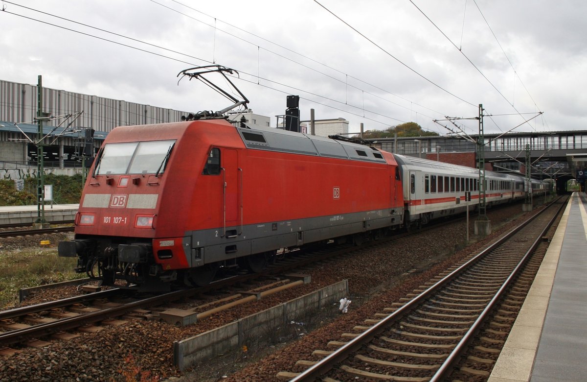 101 107-1 drückt am 29.10.2016 den IC2301 von Warnemünde nach München Hauptbahnhof in den Bahnhof Berlin Gesundbrunnen.