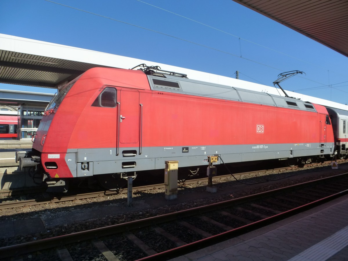 101 107-1 steht hier am 06.09.2013 im Nrnberger Hbf.
Sie war Zuglok des IC Nrnberg-Karlsruhe.