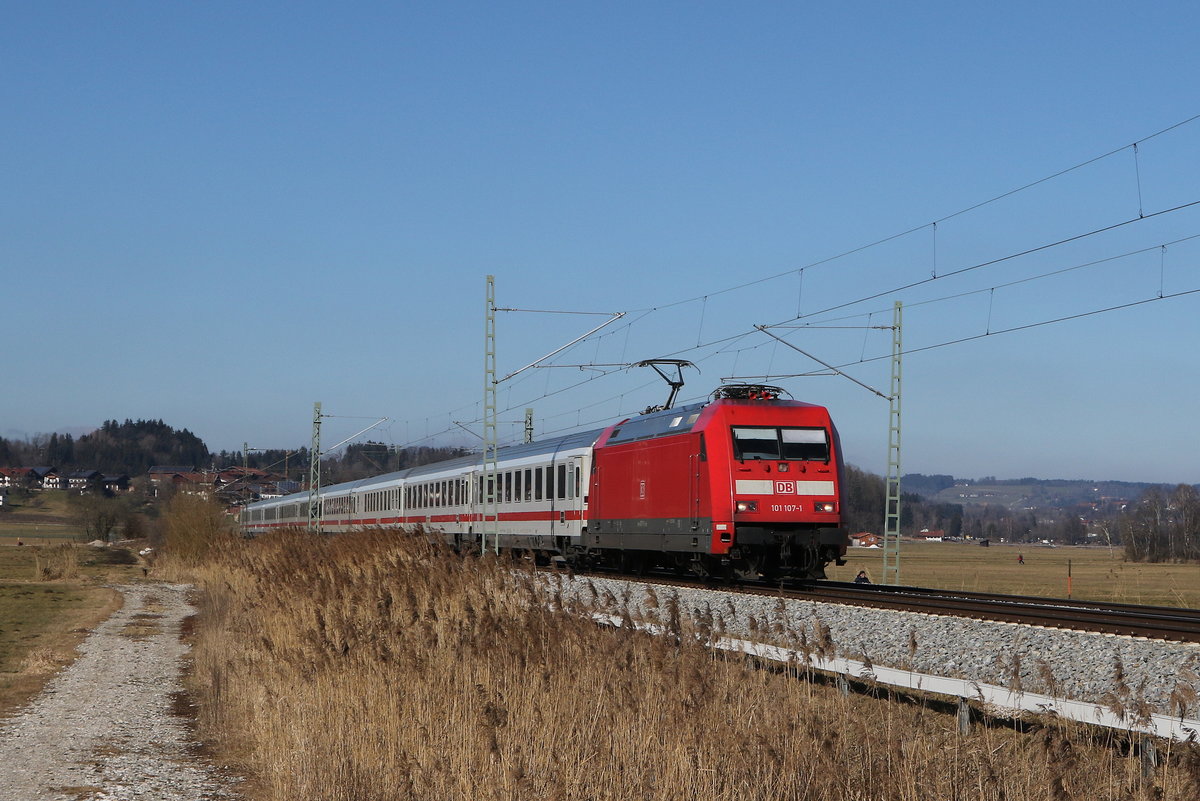 101 107 war am 28. Februar 2021 bei Bernau am Chiemsee in Richtung Salzburg unterwegs.