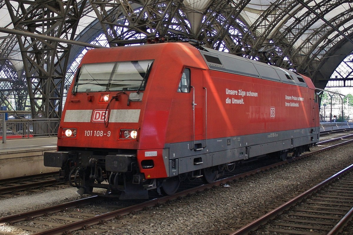 101 108-9 durchfährt am 27.5.2017 den Dresdener Hauptbahnhof in westlicher Richtung.
