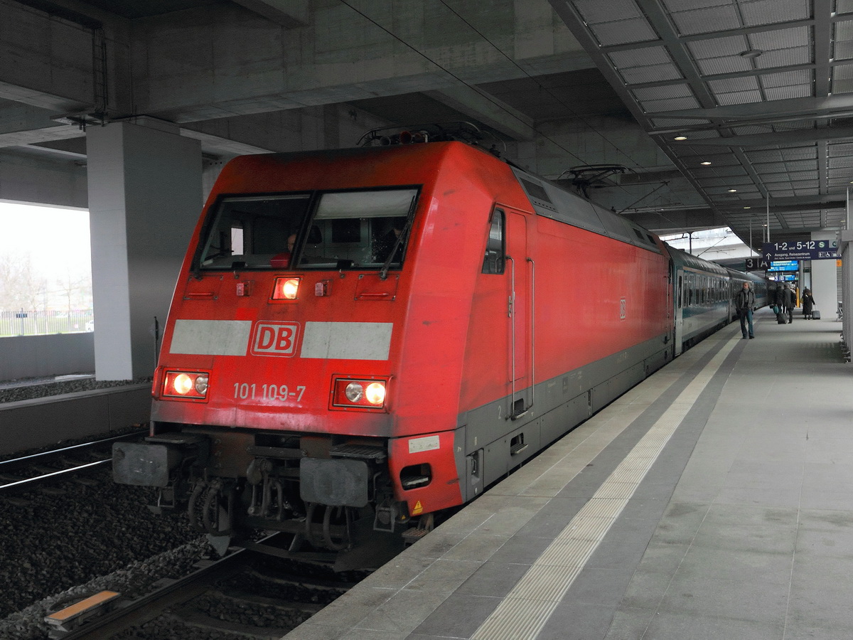 101 109-7 am 13. März 2017 im Bahnhof Berlin Südkreuz zur Abfahrt als EC 173 nach Budapest-Keleti  auf Gleis 3. 