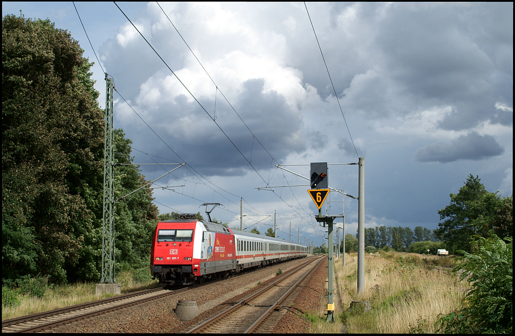 101 109-7 hat am 13.08.2013 IC 2288 von Stralsund nach Hamburg-Altona am Haken und fährt in Martensdorf aus einem Gewitter heraus der Sonne entgegen.