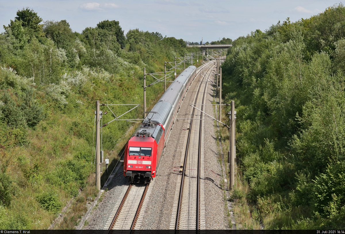 101 109-7 unterwegs zwischen Markgröningen und Schwieberdingen.

🧰 DB Fernverkehr
🚝 IC 2294 (Linie 62) Stuttgart Hbf–Frankfurt(Main)Hbf
🚩 Schnellfahrstrecke Mannheim–Stuttgart (KBS 771.Fv)
🕓 31.7.2021 | 16:14 Uhr