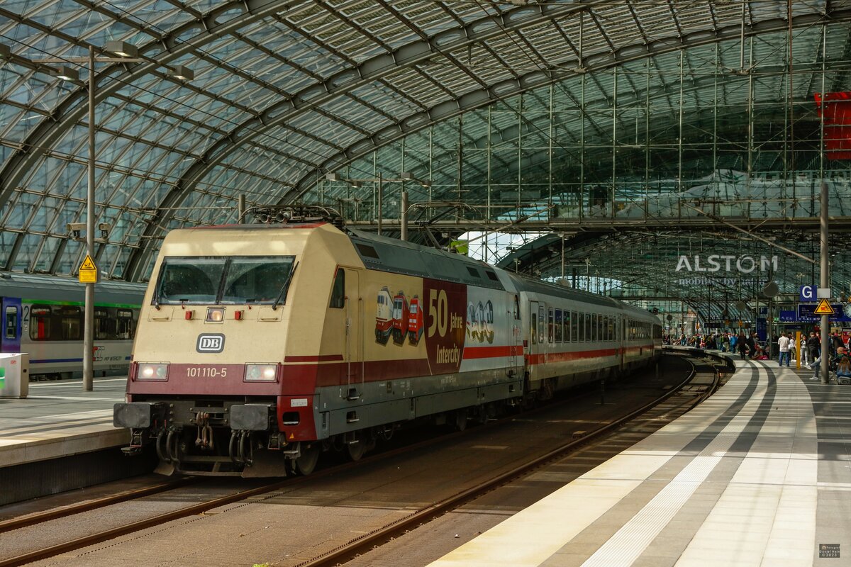 101 110-5  50 Jahre Intercity  mit IC in Berlin Hbf, August 2023.