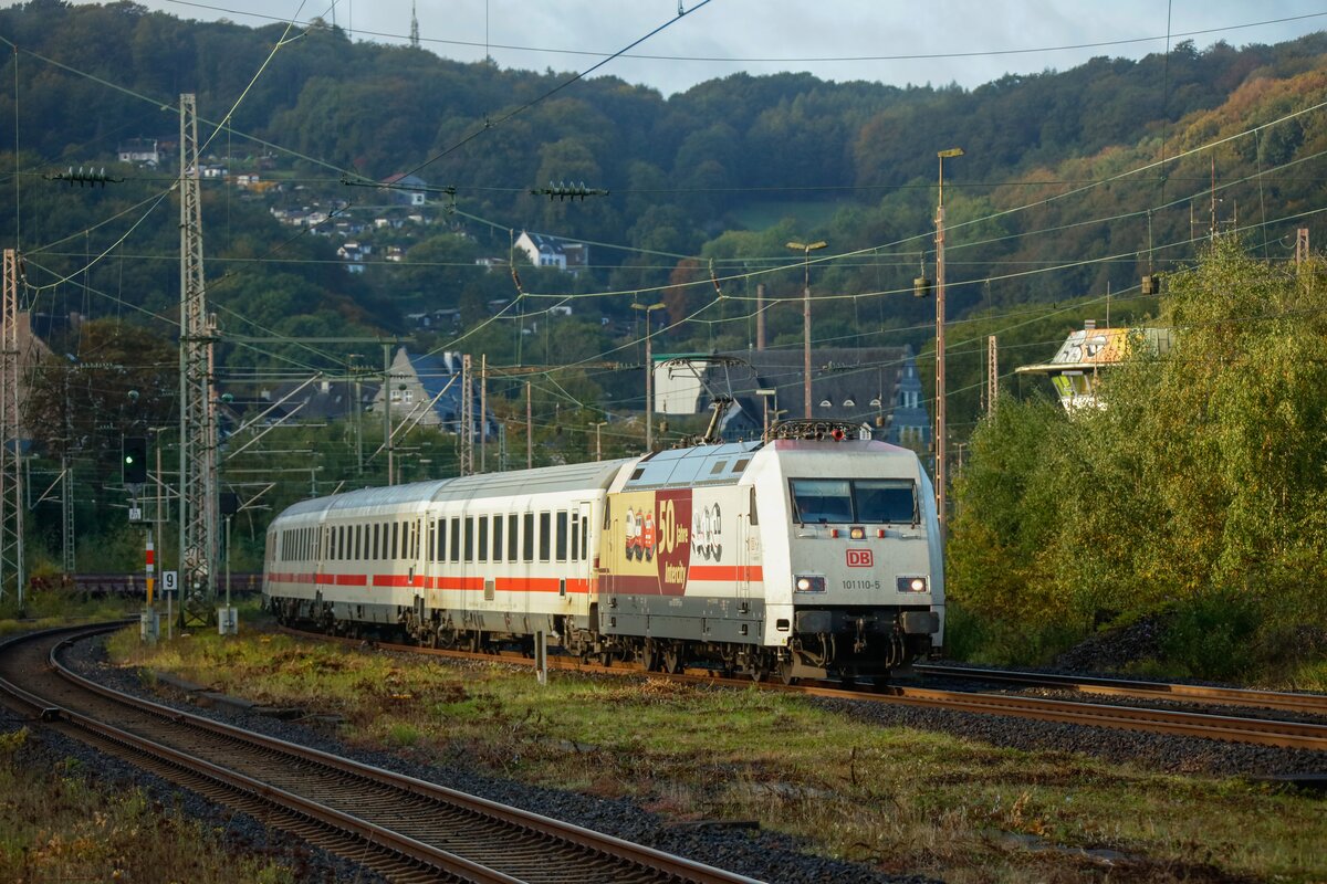 101 110-5  50 Jahre Intercity  DB mit IC2026 in Wuppertal Steinbeck, am 14.10.2023.