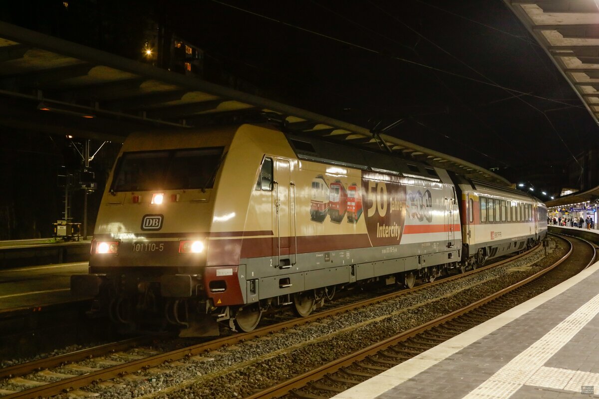 101 110-5  50 Jahre Intercity  DB mit EC6 in Wuppertal Hbf, am 27.03.2024.