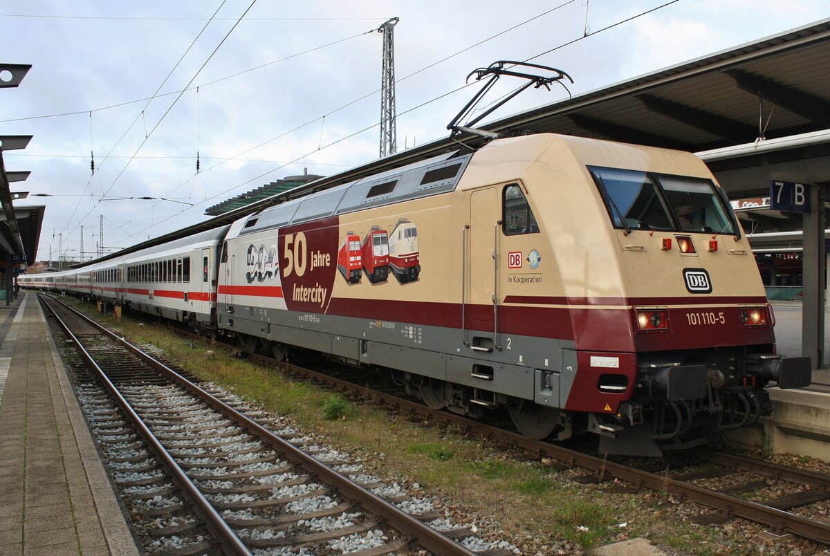 101 110-5 steht am 23.11.2021 mit dem IC2212 von Koblenz Hauptbahnhof nach Ostseebad Binz im Rostocker Hauptbahnhof. 