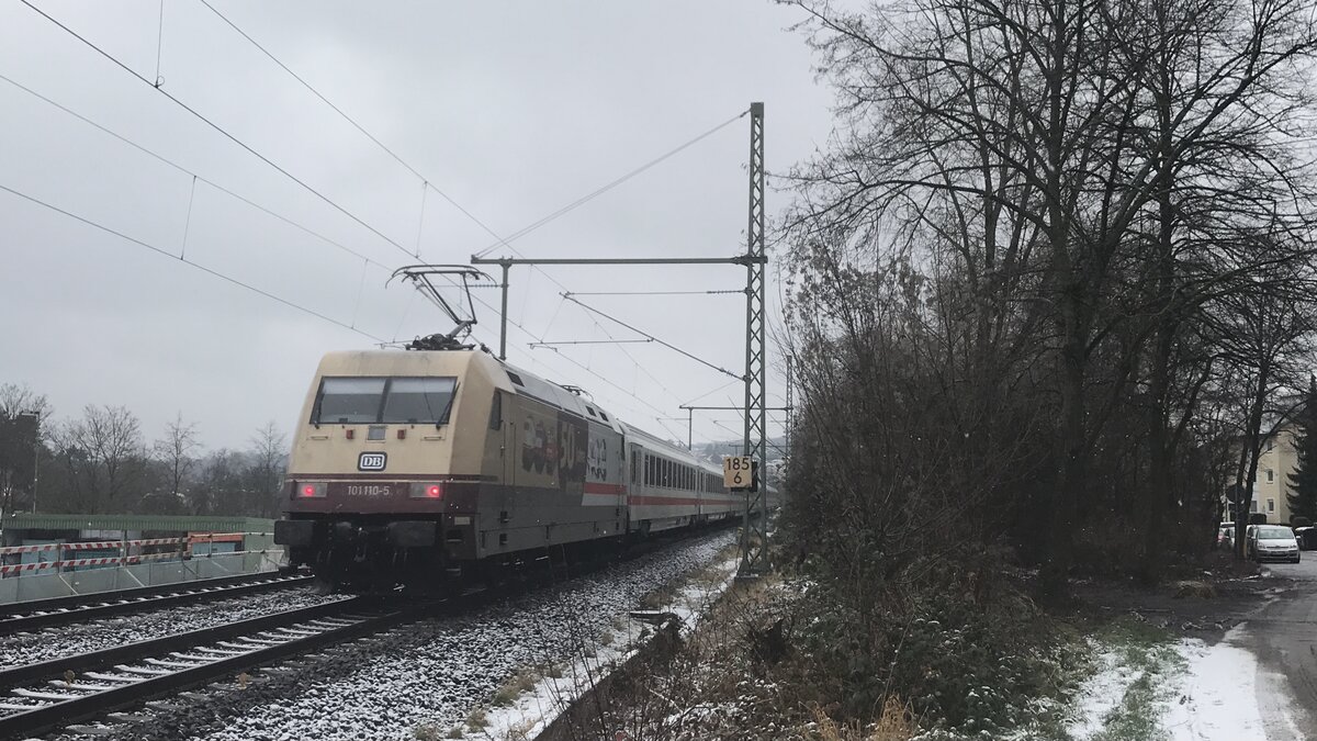 101 110 „50 Jahre Intercity“ schob den IC 2374 und ist hier kurz vor den Haltepunkt Bad Vilbel Süd zu sehen.