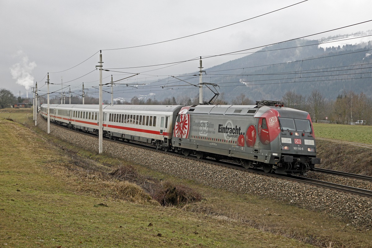 101 110 (Eintracht Frankurt) mit IC719 (Salzburg - Graz) bei Niklasdorf am 21.02.2014.