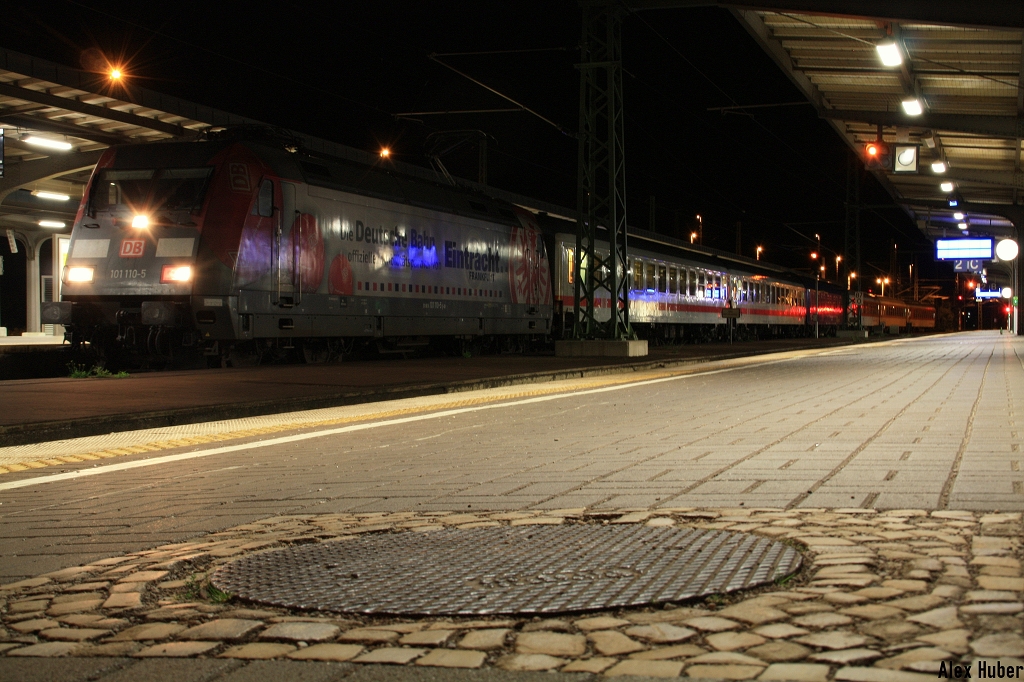 101 110 legt am 30.08.14 um 23:55 Uhr im Bf Weimar einen Halt mit CNL 458 ein.