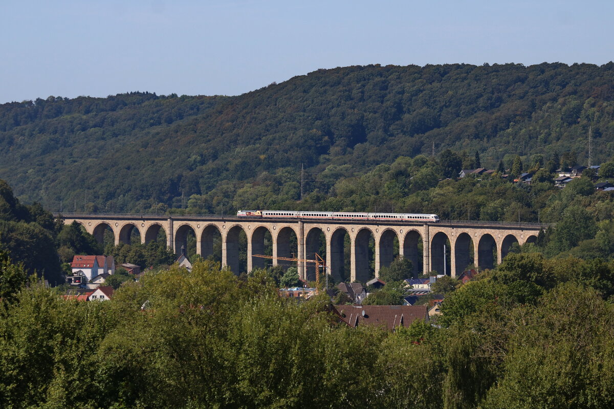 101 110 noch mit der 50 Jahre Intercity Beklebung auf dem Altenbekener Viadukt am 12.8.2026 auf dem Weg nach Gera. Die Mittedeutschlandverbindung war das letzte Einsatzgebiet der klassischen IC1 Z�ge in der Bundesrepublik.