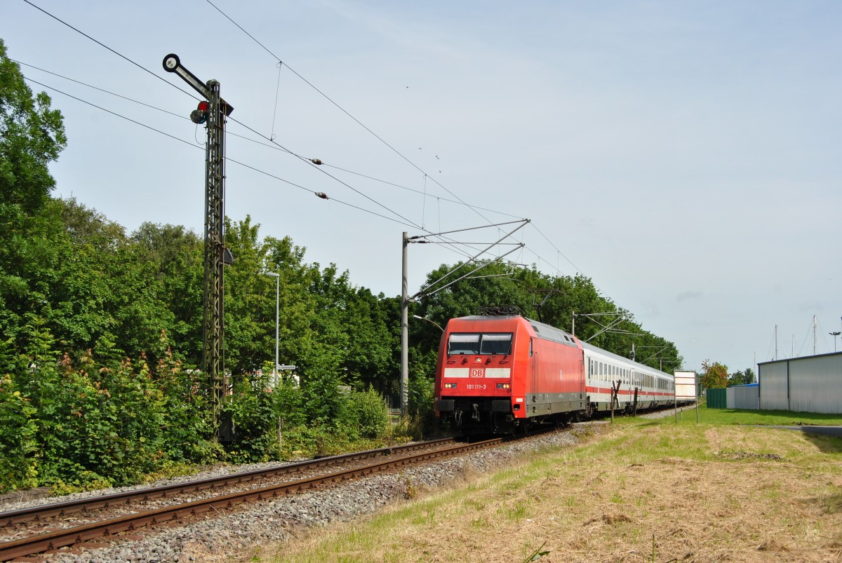 101 111-3 fuhr am 01.08.2015 mit einem IC zum Emder Außenhafen, hier kurz vorm Ziel.