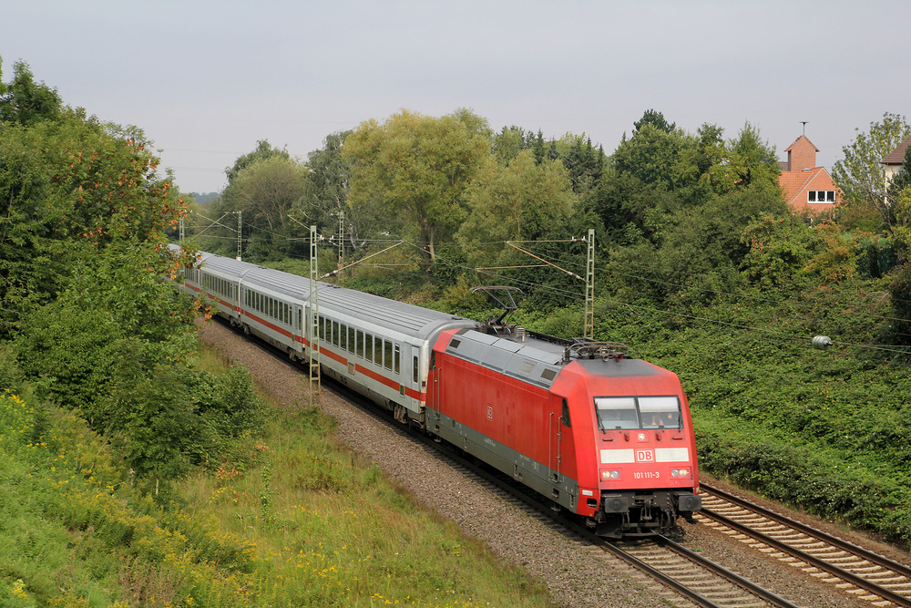 101 111 durchfährt am 11. September 2015 den Bückeburger Ortsteil Evesen mit Fahrtrichtung Hannover.