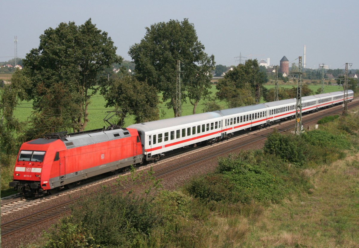 101 111 mit IC 2348 (Hamburg-Altona–Hannover–D�sseldorf Hbf) am 05.09.2014 in Uelzen