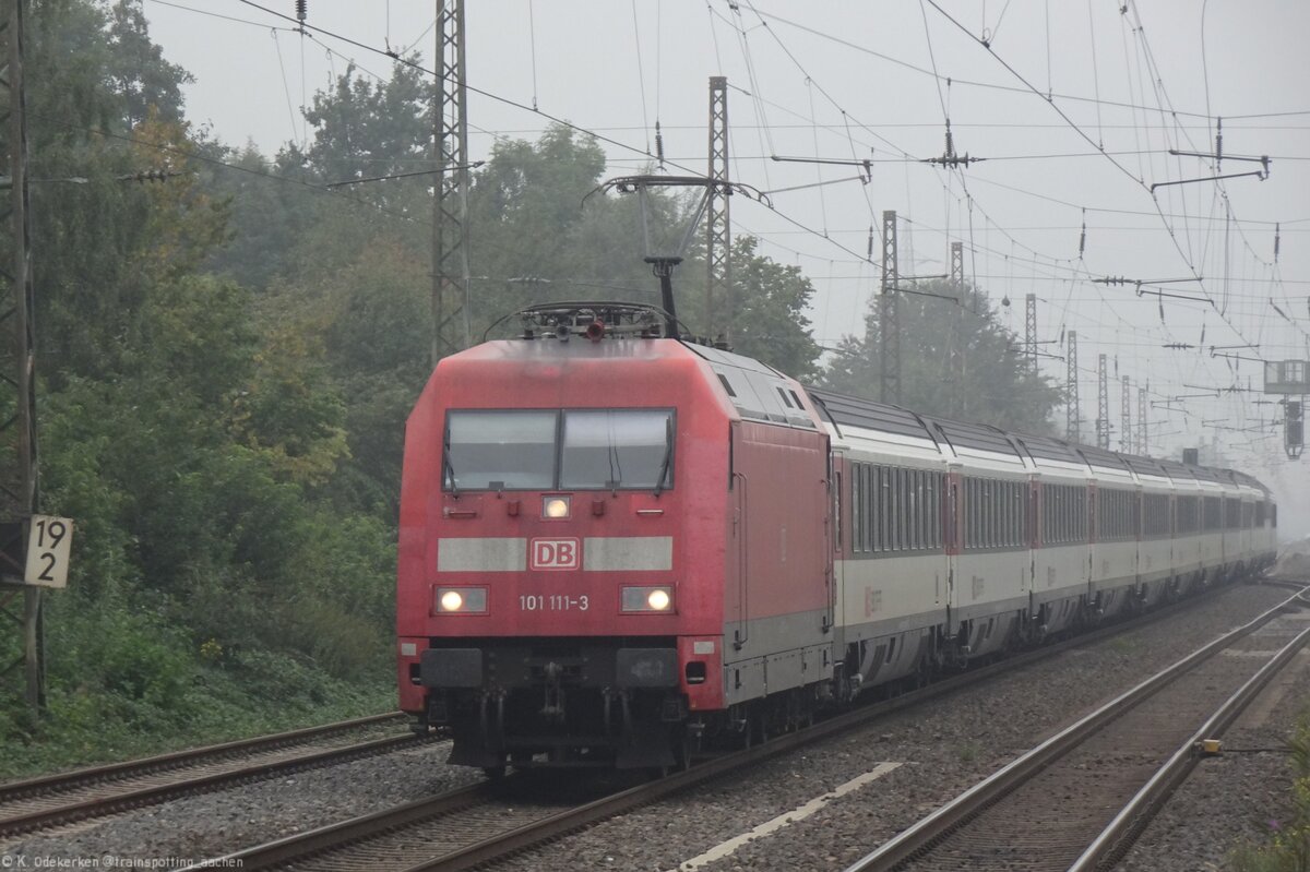 101 111 zieht den EC 9 bei Nebel durch Sechtem.