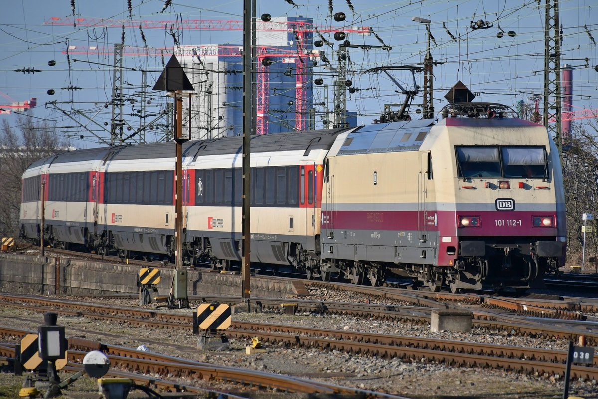 101 112-1 bei der Einfahrt in Basel Bad. Bahnhof am 08.02.2020.