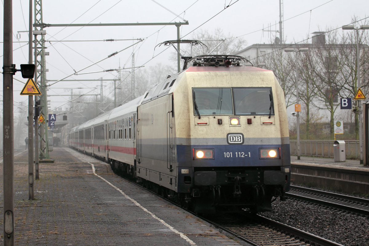 101 112-1 mit IC 2202 nach Norddeich Mole bei der Ausfahrt in Recklinghausen Hbf. 18.12.2017