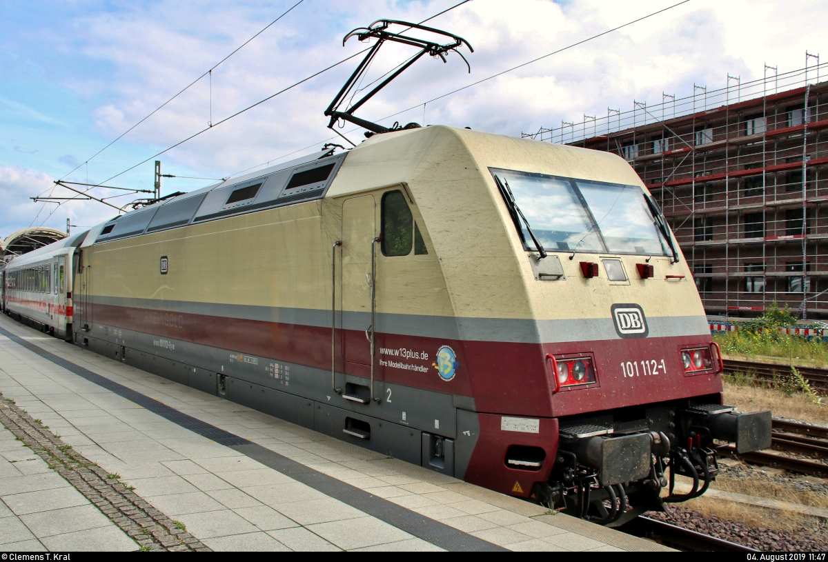 101 112-1, mit Werbung für die Händlergemeinschaft w13plus, als IC 208 (Linie 31) von Basel SBB (CH) steht im Endbahnhof Kiel Hbf (D) auf Gleis 3.
[4.8.2019 | 11:47 Uhr]