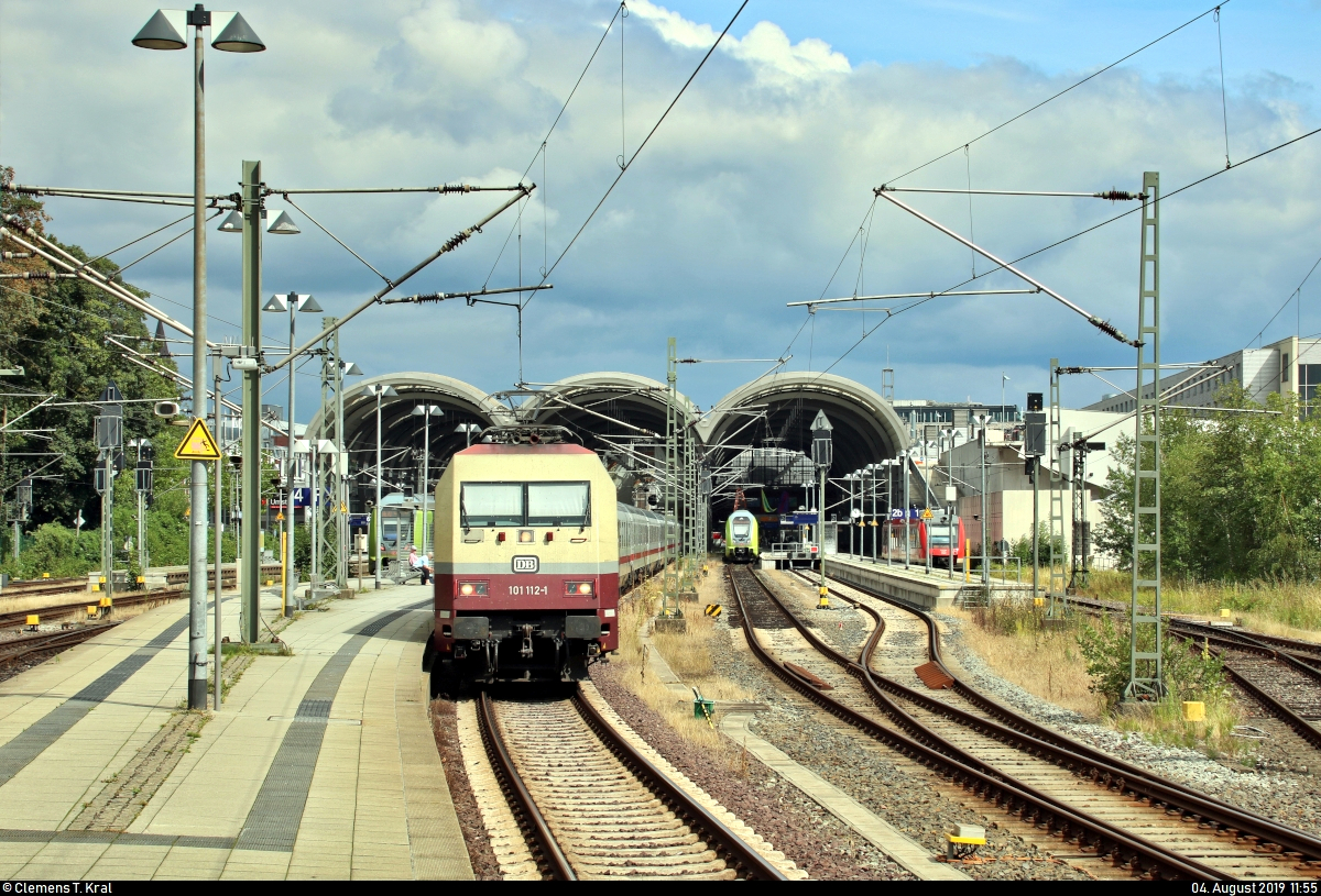 101 112-1, mit Werbung für die Händlergemeinschaft w13plus, als IC 2229  Kieler Bucht  (Linie 31) nach Regensburg Hbf steht im Startbahnhof Kiel Hbf auf Gleis 3.
[4.8.2019 | 11:55 Uhr]