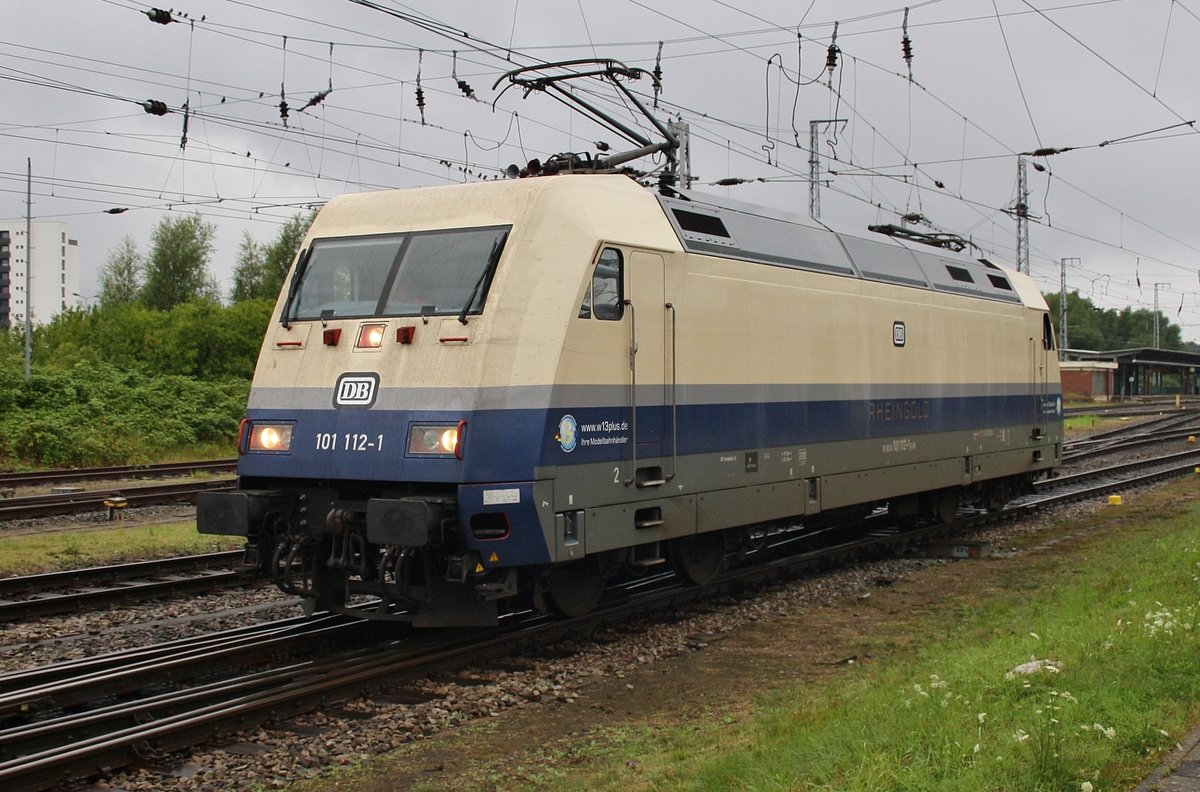 101 112-1 rangiert am Morgen des 12.8.2017 im Rostocker Hauptbahnhof.