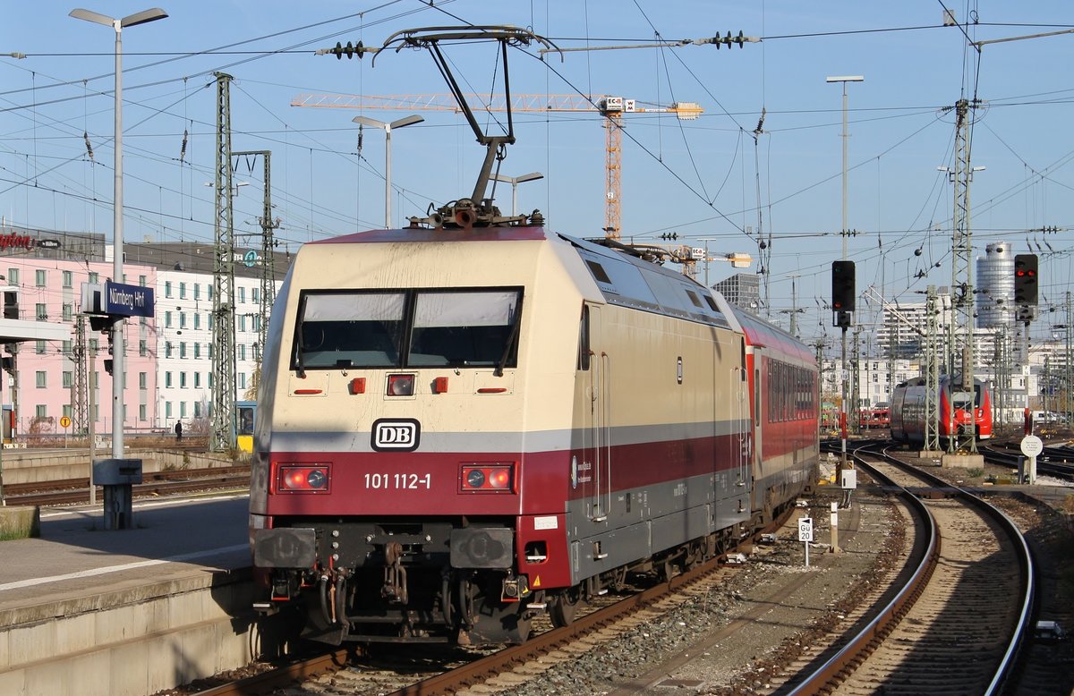 101 112-1 verlässt am 15.11.2018 mit der RB39515 von Nürnberg Hauptbahnhof nach Allersberg(Rothsee) den Startbahnhof.