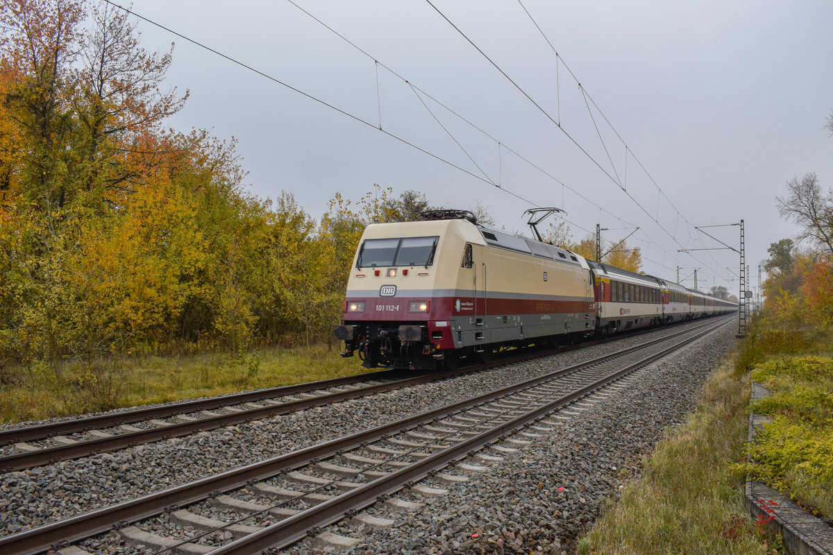 101 112 mit der neuen Beklebung durchfährt Buggingen am 05.11.2018 mit dem EC 8, Zürich HB - Hamburg Altona.